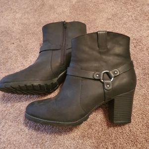Clark's ankle booties with heel black zippered